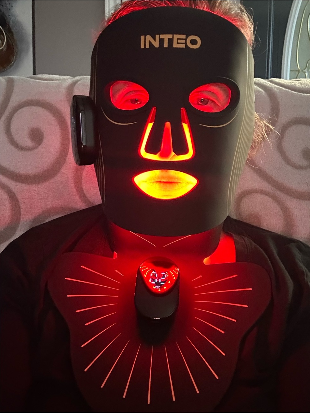 Red LED Face & Neck Therapy Mask cordless rechargeable